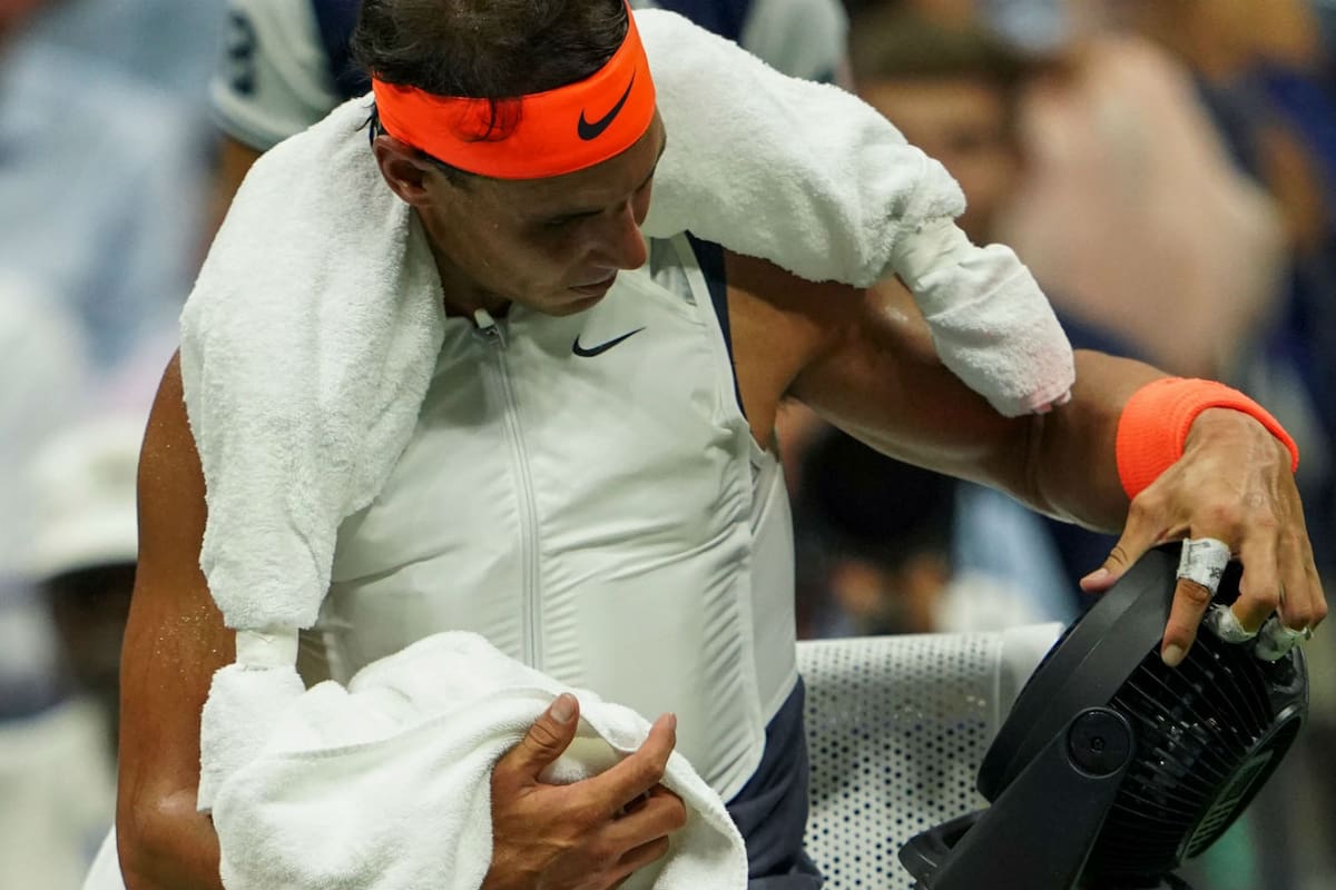 Nadal combatiendo el calor: chaleco de hielo, bolsas con refrigente en el cuello y ventilador