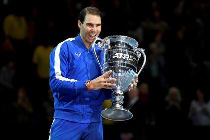 Nadal, con el trofeo al número 1 de la temporada 2019 que recibió en Londres