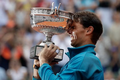 Nadal, con el trofeo de Roland Garros en 2018