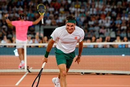 Nadal festeja con la gente y Federer se divierte