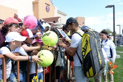 Nadal firmando autógrafos a los fans, situación que se repetirá en Indian Wells pero con otras condiciones.