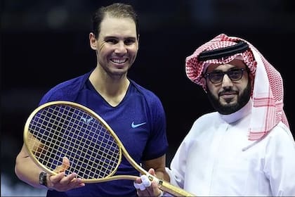 Nadal luciendo el valioso obsequio que recibió en Riad de manos de Turki Al-Sheikh, asesor de la Corte Real de Arabia Saudí: una raqueta de oro macizo