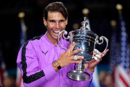 Nadal muerde el trofeo del US Open