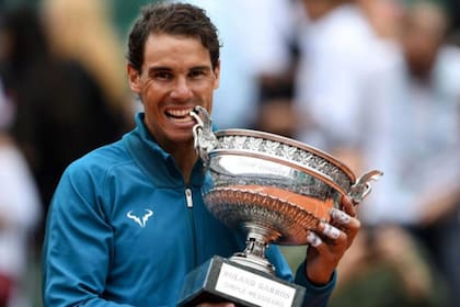 Un ritual para el tenista, en este caso Nadal muerde el trofeo ganado en la final de Roland Garros 2018