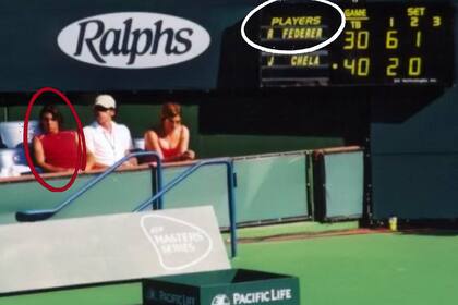 Nadal observando el encuentro entre Federer y Juan Ignacio Chela en Indian Wells 2004; pocos días después lo vencería en Miami