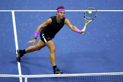 Nadal yendo a la red para ganar un punto con su volea, uno de los cambios para seguir ganando