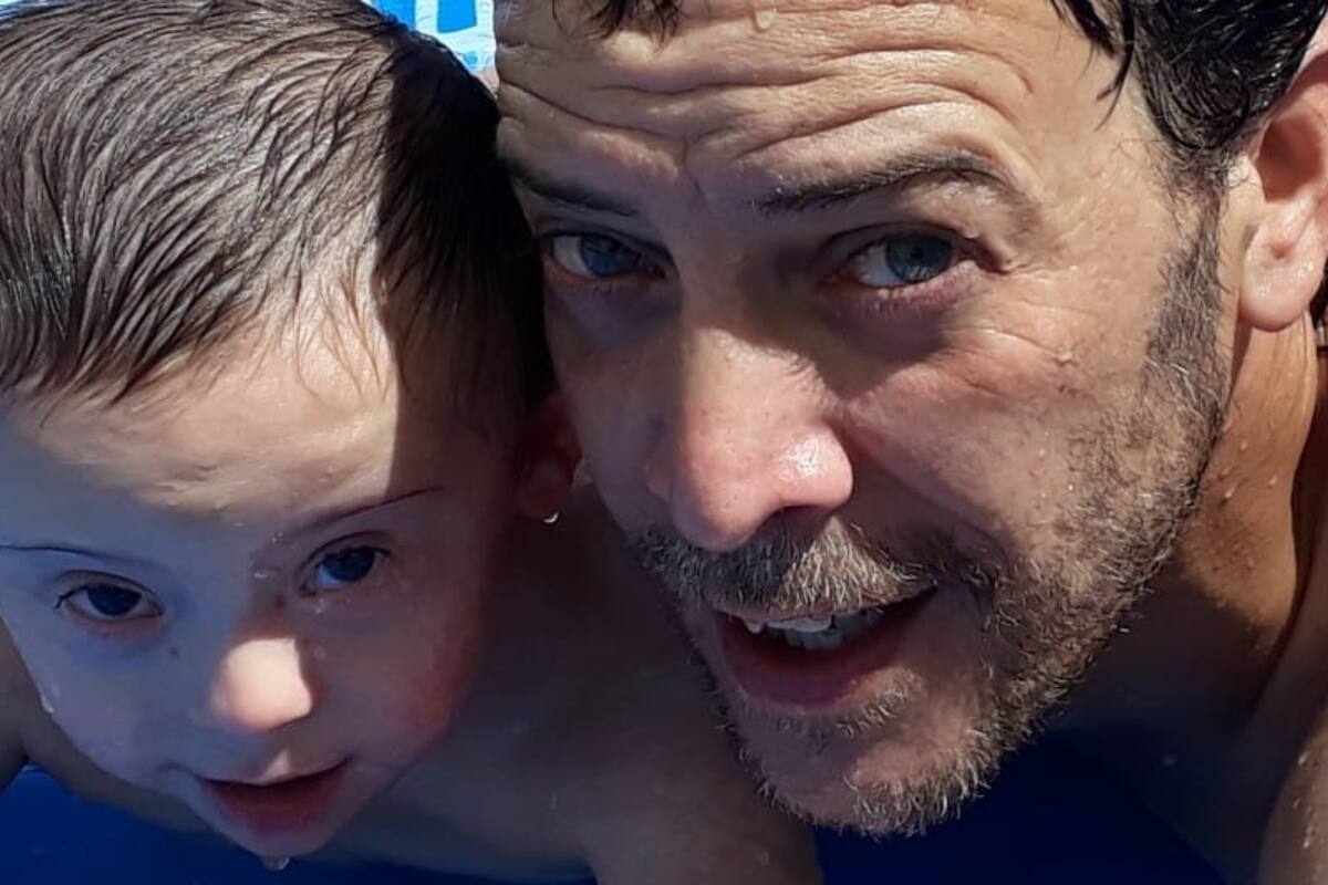 Nadando con Luca cuando era más pequeño.