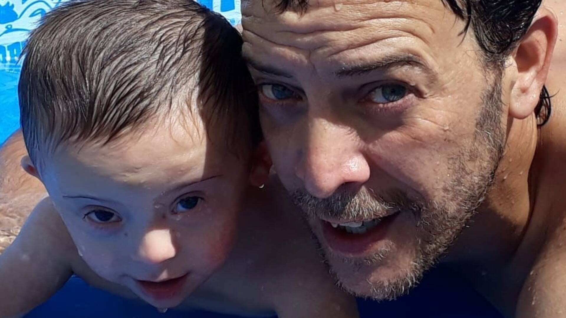 Nadando con Luca cuando era más pequeño.