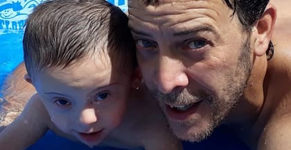 Nadando con Luca cuando era más pequeño.