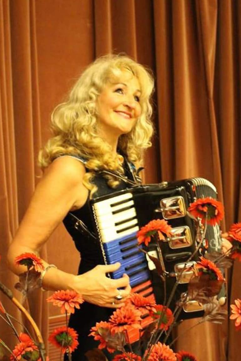 Nadia Bayanova, con uno de los instrumentos que ama: el acordeón