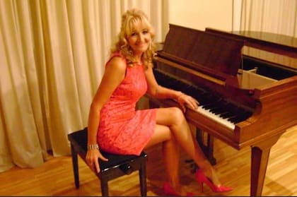 Nadia Bayanova, frente a uno de sus amores, el piano