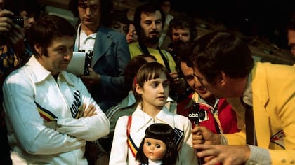 Nadia Comaneci (centro), sabe muy bien lo que es tener los ojos del mundo puestos encima.