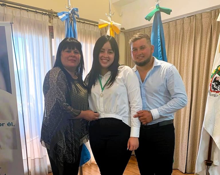 Nadia junto a Liliana, su mamá, cuando egresó de la Fundación Pescar
