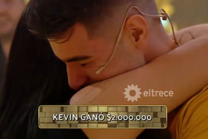 Nadia, la novia de Kevin, se acercó a su pareja y protagonizaron un romántico momento delante de las cámaras (Foto: Captura)