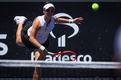Nadia Podoroska, al saque durante la final ante Quevedo