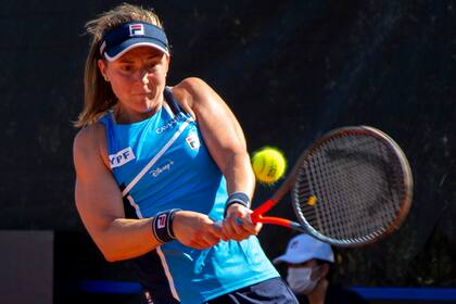 Nadia Podoroska, en la caída frente a Yulia Putintseva en el torneo Billie Jean King Cup, en la ciudad de Córdoba