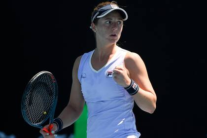 Nadia Podoroska festeja un punto durante su partido con Christina McHale.