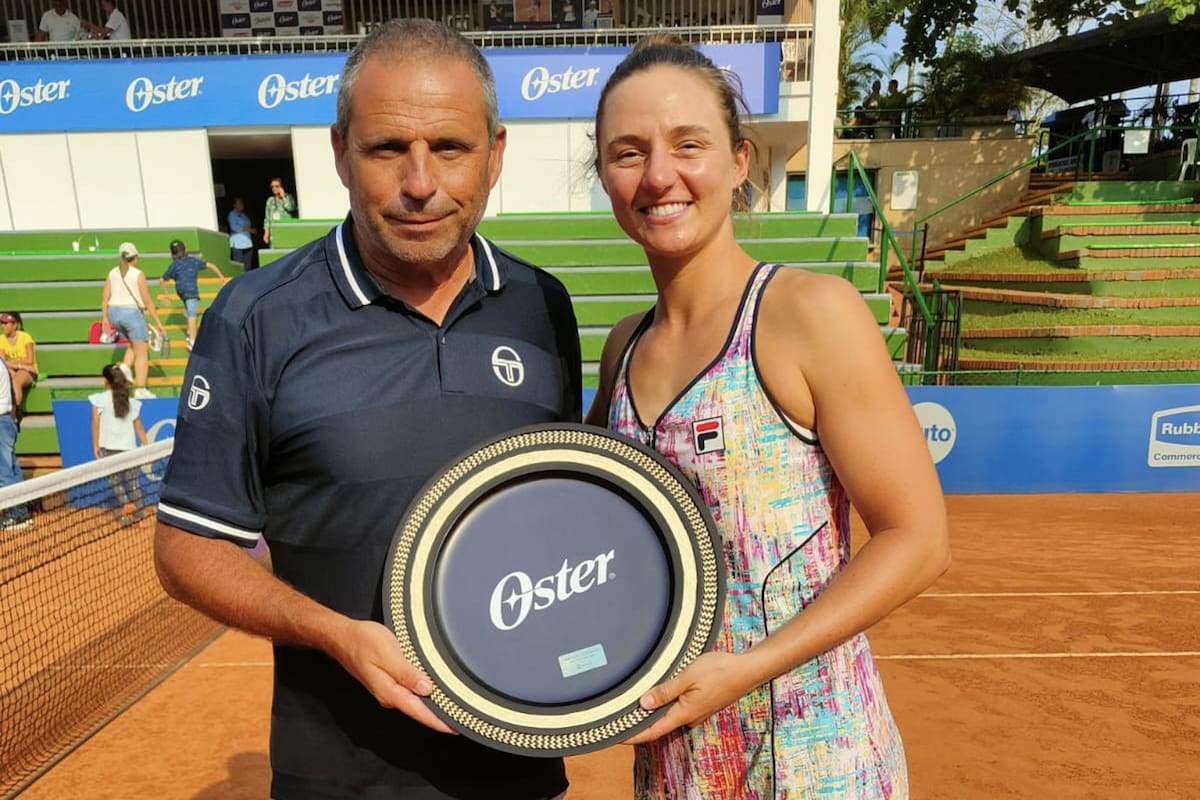Nadia Podoroska junto a su nuevo coach, Karim Perona, el experimentado español con el que trabaja desde diciembre