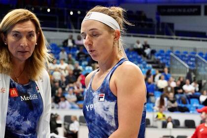 Nadia Podoroska respira, en medio de su decepción, y Mercedes Paz -capitana- intenta darle ánimo. La líder del equipo encadenó dos derrotas que sentenciaron a Argentina