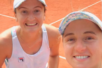 Nadia Podoroska se saca una selfie con su compañera la rumana Irina Begu: ya están en los cuartos de final de Roland Garros