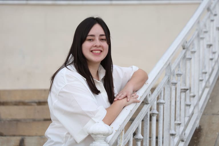 Nadia Rodríguez en un evento público, al que asisten cientos de jóvenes y adolescentes, que está organizado por la Fundación BisBlick y auspicia FUNDACION LA NACION en el Hipódromo de Palermo.
Nadia es una chica de 23 años con una historia de vida muy inspiradora (vivió en una casa sin baño, su mamá que es empleada doméstica destinó la AUH para pagarle un colegio parroquial, y ella, gracias a haber sido becada por dos fundaciones, pudo estudiar en una universidad privada y recibirse de licenciada en Administración de Empresas.