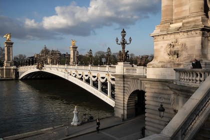 Nadie atraviesa el Sena ni los amantes se besan sobre el Puente Alexander III