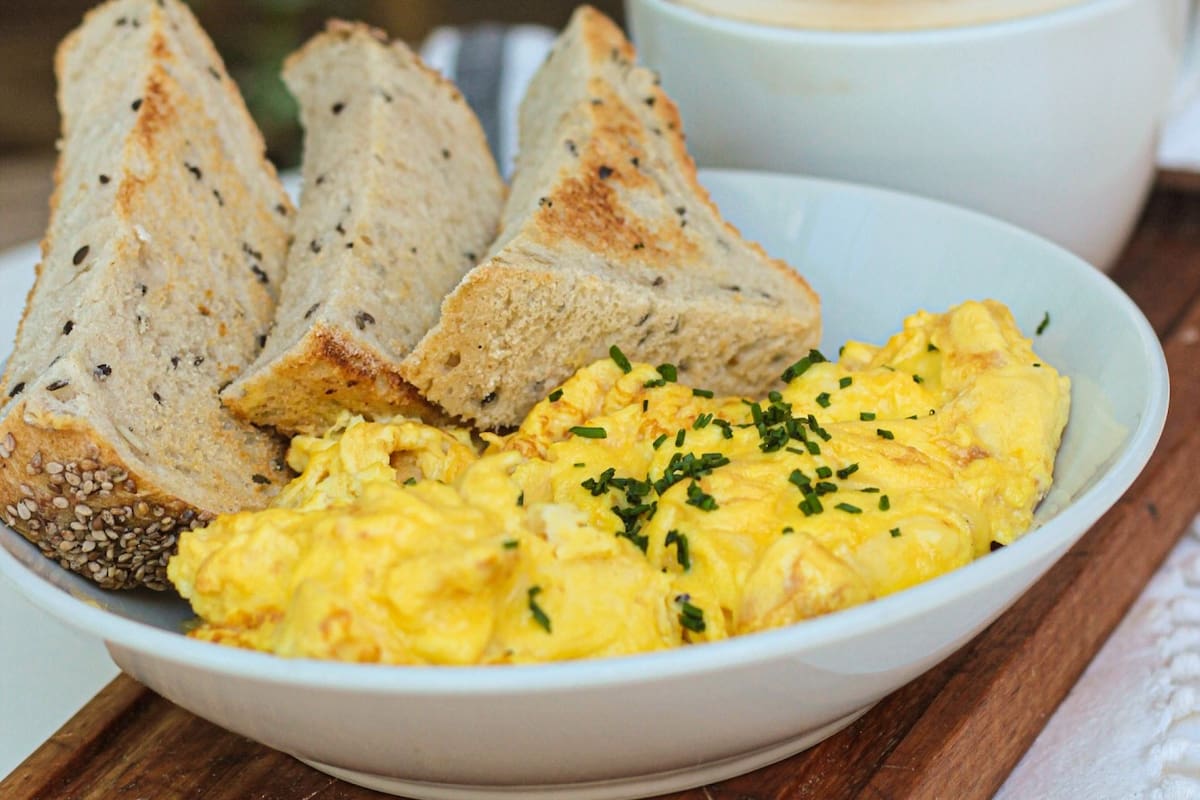 Nadie quiere agua en sus huevos revueltos y existe una clave para lograrlo (Archivo)