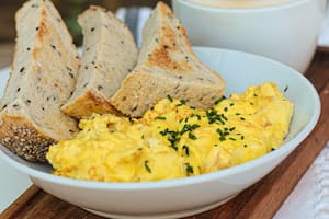 Nadie quiere agua en sus huevos revueltos y existe una clave para lograrlo (Archivo)
