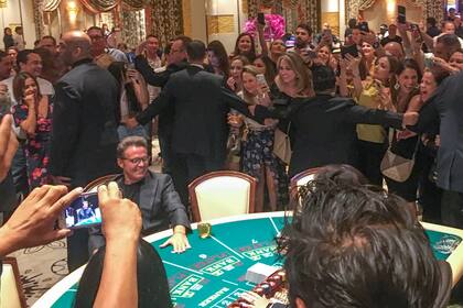 Nadie se quiso perder la oportunidad de sacarle una foto a Luis Miguel, quien sorprendió a los presentes en un casino de Las Vegas