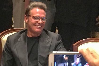 Nadie se quiso perder la oportunidad de sacarle una foto a Luis Miguel, quien sorprendió a los presentes en un casino de Las Vegas