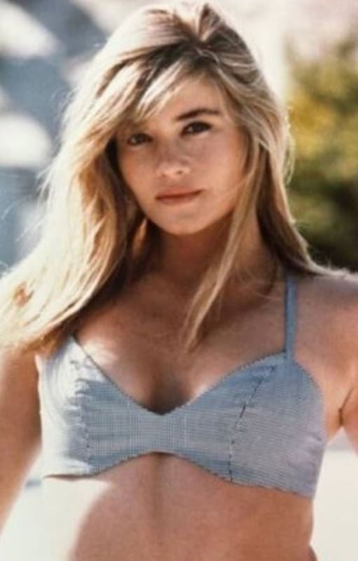 Nadine Caridi (izquierda) fue la modelo que conquistó al 'Lobo de Wall Street', Jordan Belfort, en 1991 y Margot Robbie (derecha) interpretó a Nadine en la película de Scorsese