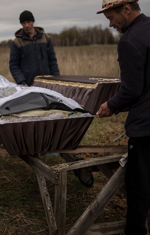 Nadiya Trubchaninova, de 70 años, llora junto al lado del féretro con los restos de su hijo, durante el funeral en el cementerio de Mykulychi, en las afueras de Kiev, Ucrania, el 16 de abril de 2022.