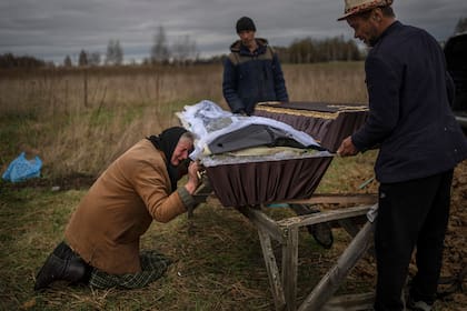 Nadiya Trubchaninova, en el entierro de su hijo Vadym, asesinado por soldados rusos