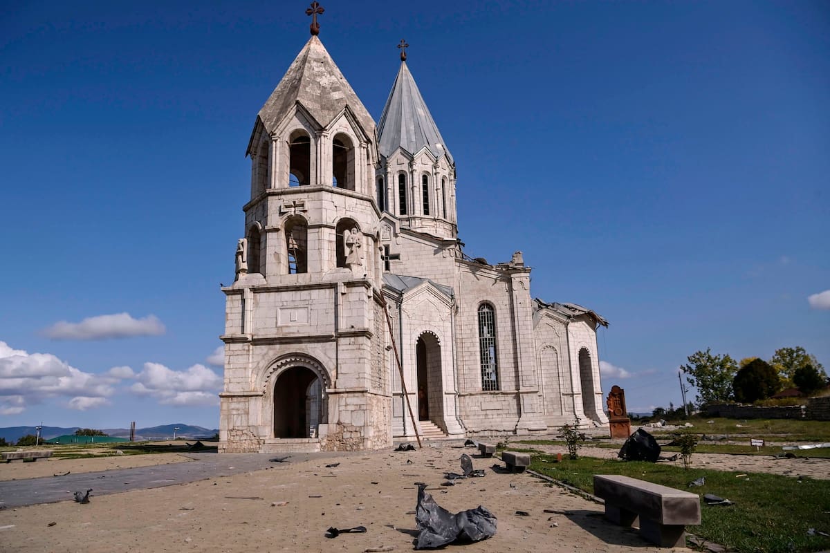 Nagorno-Karabaj: una Catedral histórica armenia fue alcanzada por bombardeos