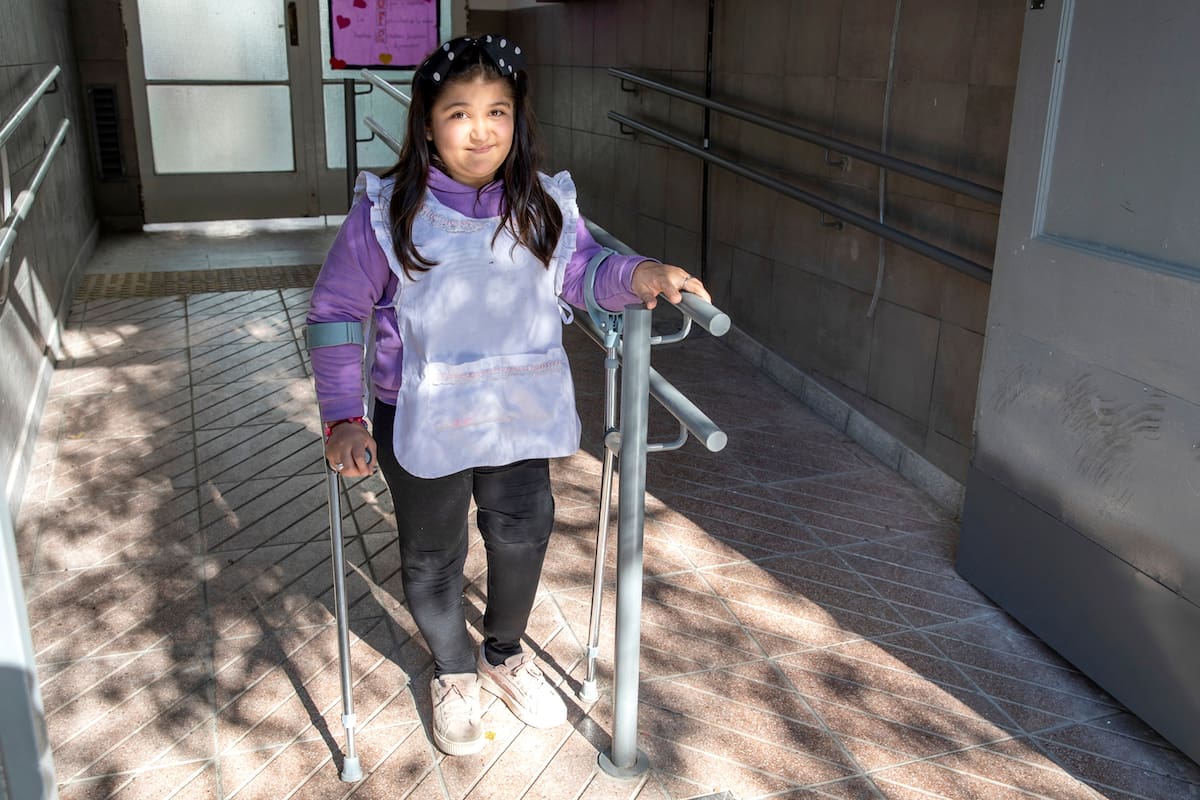 Nahiara Argüello, en el acceso a su escuela