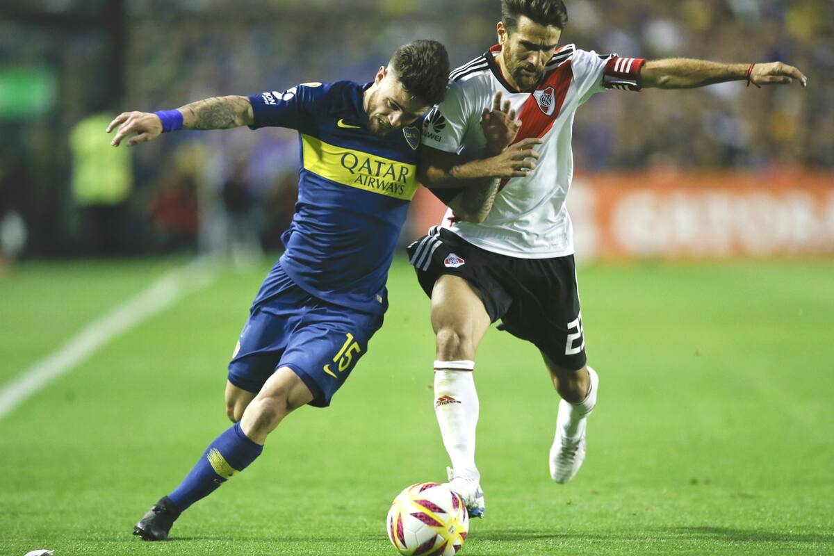 Nahitan Nández (en la acción ante Ponzio) le dio mayor combate y despliegue al medio campo de Boca mientras el equipo iba avanzando en la Libertadores