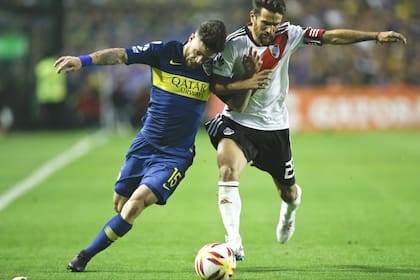 Nahitan Nández (en la acción ante Ponzio) le dio mayor combate y despliegue al medio campo de Boca mientras el equipo iba avanzando en la Libertadores