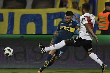 Nahitán Nández (L), con la camiseta de Boca, en un clásico contra River de 2018