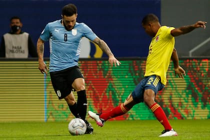 Nahitan Nández, uno de los uruguayos que deberán soportar la sofocación que causa Barranquilla para llevarse un triunfo sobre Colombia.