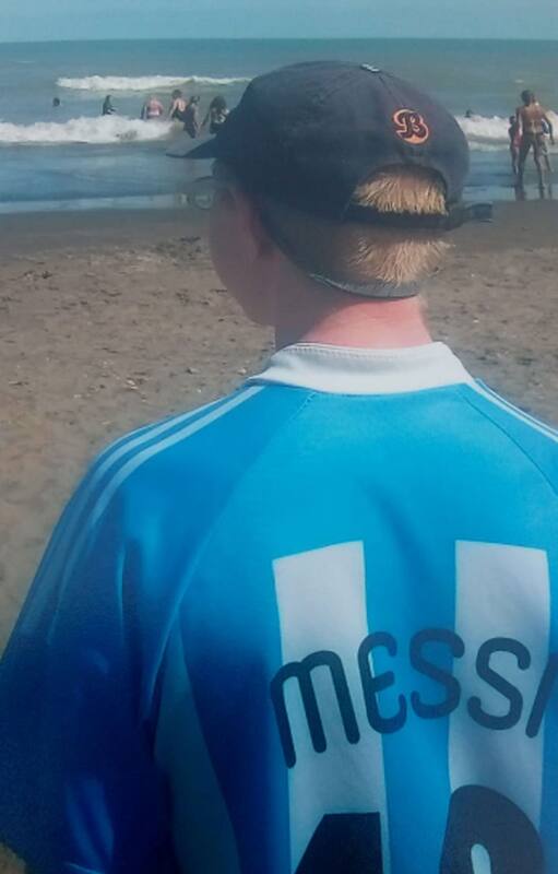 Nahuel observa el mar por primera vez, en Monte hermoso
