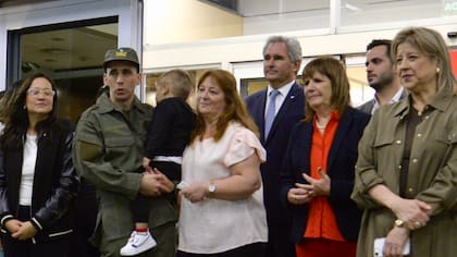 Nahuel Agustín Gallo fue recibido por su esposa María Alexandra Gómez, la ministra de Seguridad Alejandra Monteoliva y la senadora Patricia Bullrich