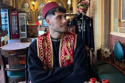 Nahuel Amarilla posa con vestimenta típica de Medio Oriente, pero se encuentra en el Lejano: el argentino lleva dos temporadas en el sudeste asiático y no descarta probar suerte en otro país del continente