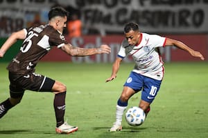 Nahuel Barrios engancha hacia su izquierda para escapar de Juan Saborido, en el 0-0 de San Lorenzo con Platense por la Copa de la Liga Profesional, en Vicente López.