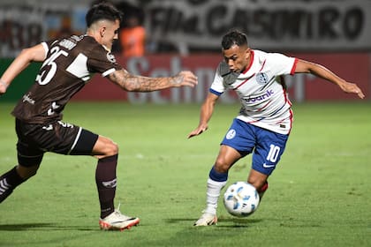 Nahuel Barrios engancha hacia su izquierda para escapar de Juan Saborido, en el 0-0 de San Lorenzo con Platense por la Copa de la Liga Profesional, en Vicente López.