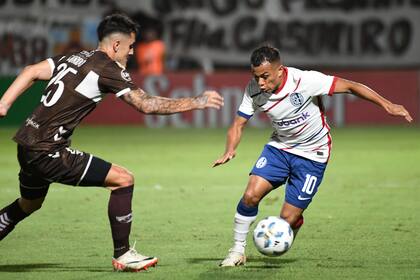 Nahuel Barrios engancha hacia su izquierda para escapar de Juan Saborido, en el 0-0 de San Lorenzo con Platense por la Copa de la Liga Profesional, en Vicente López.