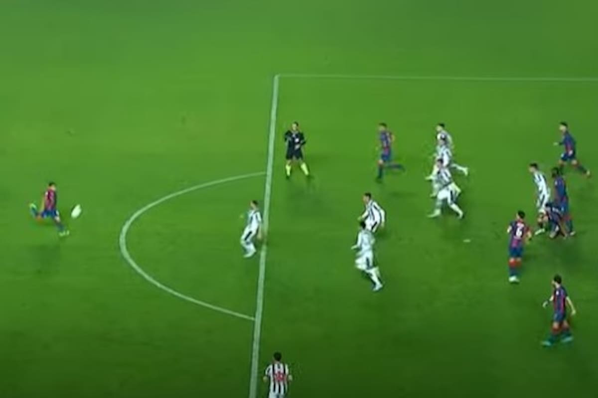 Nahuel Barrios está por impactar el derechazo que le dará a San Lorenzo el empate sobre el final ante Talleres