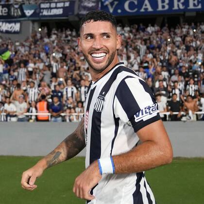 Nahuel Bustos, a pura sonrisa, en un amistoso de pretemporada en su regreso a Talleres