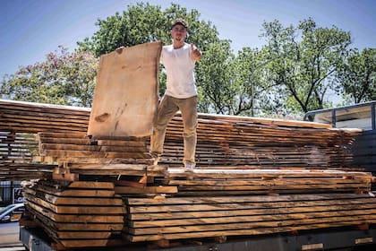 Nahuel disfruta día a día de su gran pasión, la carpintería