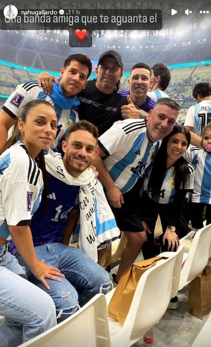 Nahuel Gallardo (abajo, a la izquierda) fue a alentar con la familia de Enzo Fernández. A la derecha de la foto se la ve a Valentina Cervantes junto a la hija que tiene con el jugador de la Selección