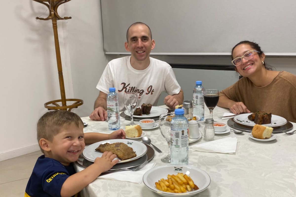 Nahuel Gallo con su familia en el edificio Centinela